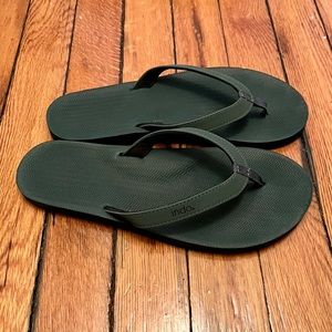 Barely worn teal green Indosole sandals. Size 6-7.